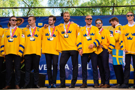 Sveriges spelare firar VM-guldet i Kungsträdgården dagen
