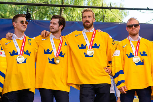 Mikael Backlund , Oliver Ekman Larsson målvakt Anders