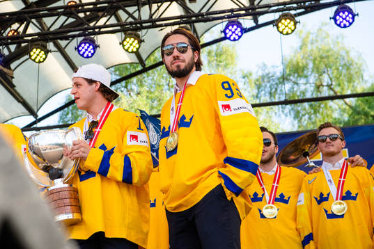 Mika Zibanejad firar VM-guldet i Kungsträdgården dagen