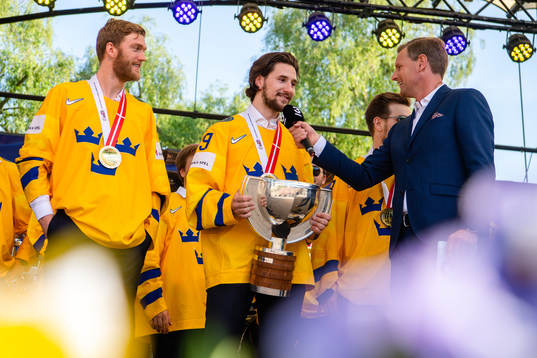 Mattias Ekholm och Filip Forsberg firar VM-guldet i