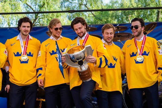 Jacob de la Rose och Filip Forsberg firar VM-guldet i