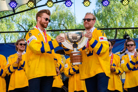 Adam Larsson och Patric Hörnqvist firar VM-guldet i