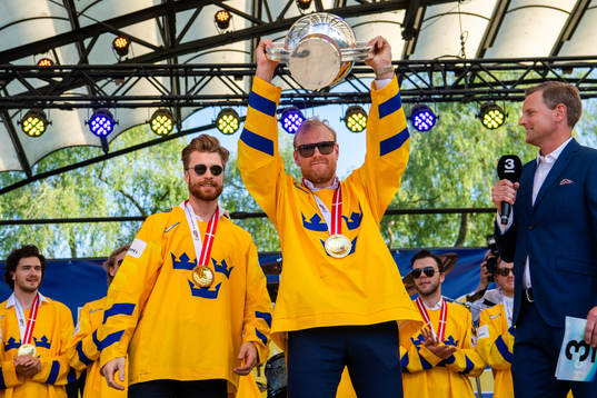 Adam Larsson och Patric Hörnqvist firar VM-guldet i