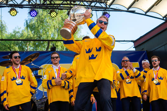 John Klingberg firar VM-guldet i Kungsträdgården dagen