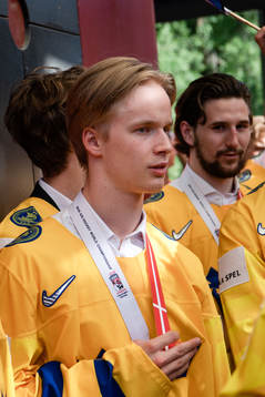 Elias Pettersson  firar VM-guldet i Kungsträdgården dagen