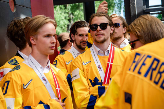 Adrian Kempe firar VM-guldet i Kungsträdgården dagen