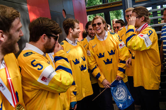 Jacob de la Rose firar VM-guldet i Kungsträdgården dagen