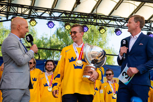 Mikael Backlund  firar VM-guldet i Kungsträdgården dagen