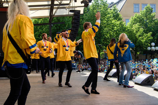 Sveriges spelare firar VM-guldet i Kungsträdgården dagen