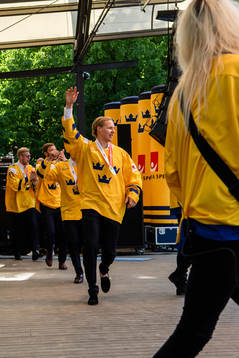 Hampus Lindholm firar VM-guldet i Kungsträdgården dagen
