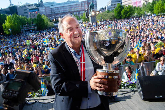 Materialansvarige Anders Weiderstål firar VM-guldet i