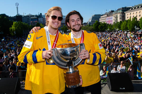 Jacob de la Rose och Filip Forsberg firar VM-guldet i