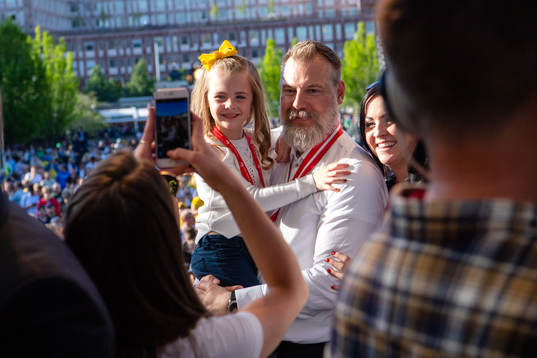 Sveriges förbundskapten Rikard Grönborg firar VM-guldet i