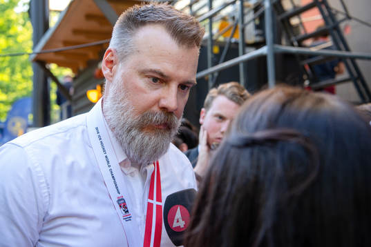 förbundskapten Rikard Grönborg  blir intervjuad