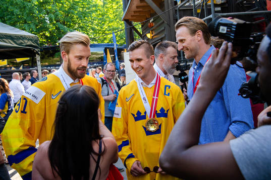 målvakt Anders Nilsson och Mikael Backlund blir intervjuad
