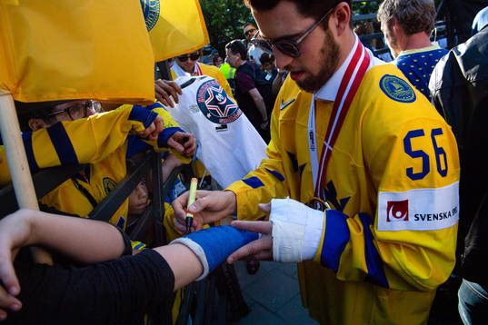 Erik Gustafsson skriver autografer