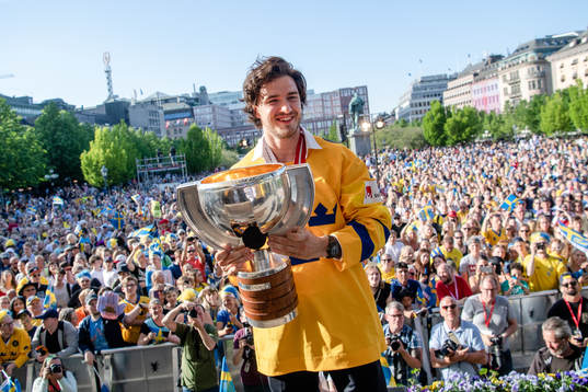 Dennis Everberg firar VM-guldet i Kungsträdgården dagen