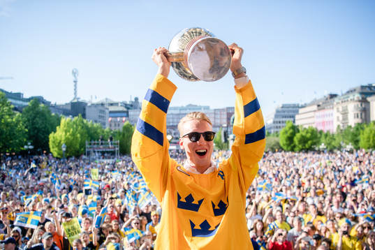 John Klingberg  firar VM-guldet i Kungsträdgården dagen