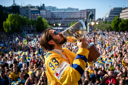 Mika Zibanejad firar VM-guldet i Kungsträdgården dagen