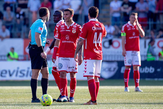 Domare Kaspar Sjöberg och Kalmars Herman Hallberg
