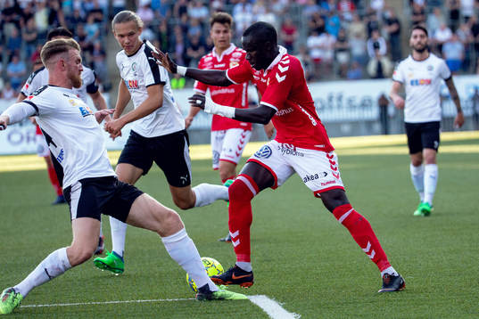 Örebros Michael Almebäck fäller Kalmars Papa Alioune