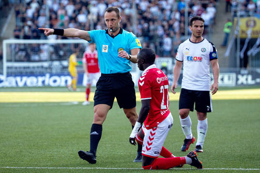 Domare Kaspar Sjöberg dömer straff när Örebros Michael