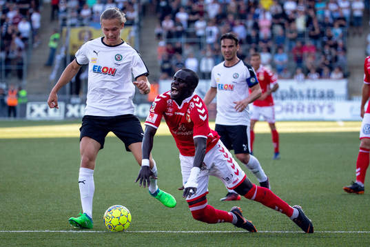 Örebros Michael Almebäck fäller Kalmars Papa Alioune