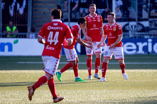 Kalmars Romário Pereira Sipião jublar med lagkamrater