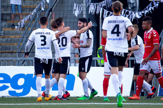 Örebros Filip Rogic jublar med lagkamrater