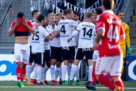 Örebros Filip Rogic jublar med lagkamrater