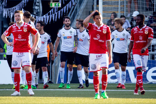 Örebros Filip Rogic jublar med lagkamrater