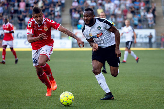 Kalmars Mikael Dyrestam och Örebros Michael Junior Omoh