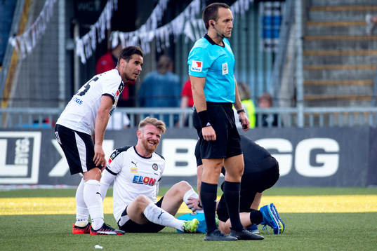 Örebros Michael Almebäck grinar illa