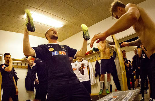 Örebros målvakt Oscar Jansson jublar i omklädningsrummet