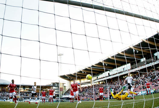 Örebros Filip Rogic gör 2-1 och Kalmarspelarna och