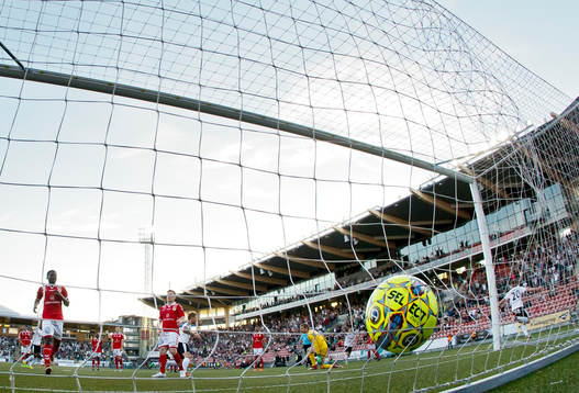 Örebros Filip Rogic gör 2-1 och Kalmarspelarna och