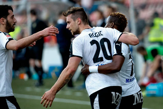 Örebros Filip Rogic gör 2-1 och jublar med Nahir Besara