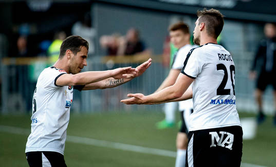 Örebros Filip Rogic gör 2-1 och jublar med Nordin Gerzic