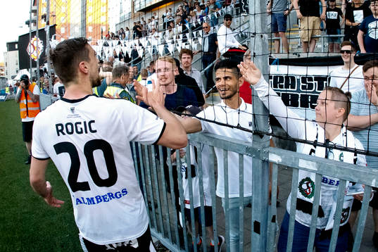 Örebros Filip Rogic firar med fansen