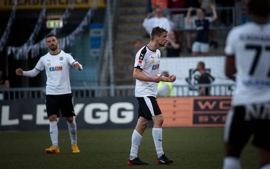 Örebros Brendan Hines-Ike och Filip Rogic jublar vid