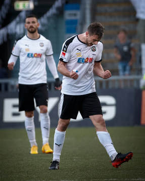 Örebros Brendan Hines-Ike och Filip Rogic jublar vid