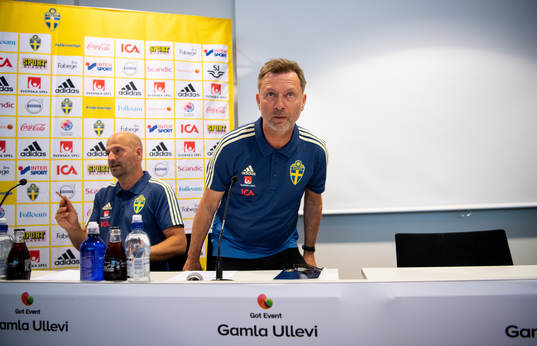 Sveriges förbundskapten Peter Gerhardsson presenterar