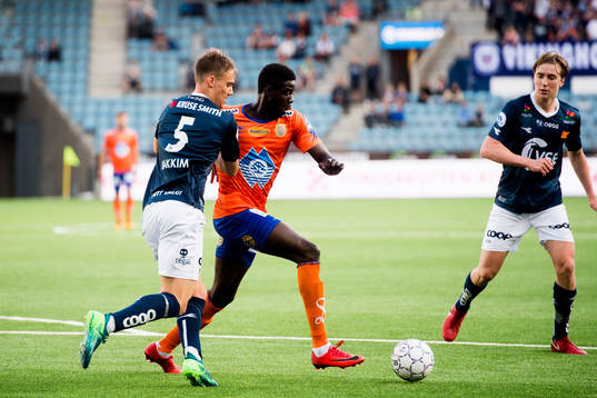 Markus Nakkim of Viking and Pape Habib Gueye of Aalesund