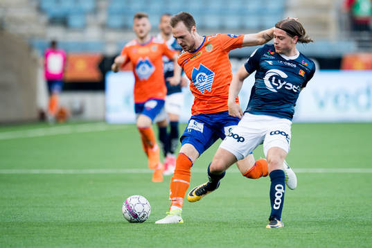 Aron Elís Thrándarson of Aalesund and Julian Ryerson of