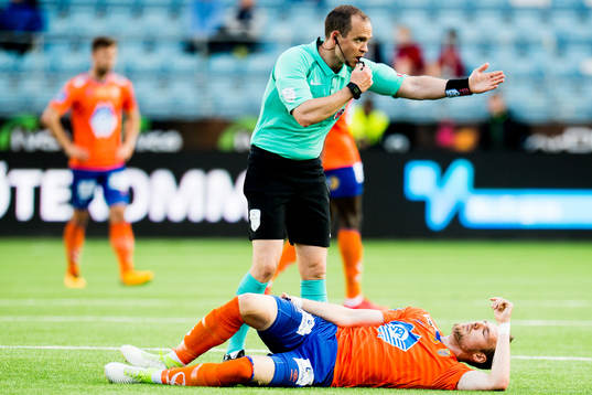 Christian Moen, referee, and Aron Elís Thrándarson of