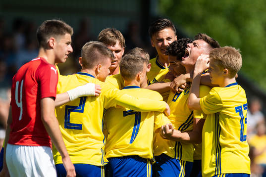 Sveriges Tim Prica (till höger) jublar med lagkamrater