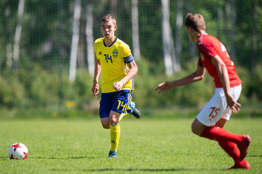 Sveriges Alexander Nilsson driver bollen