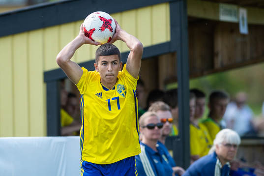 Sveriges Hussein Ali kastar inkast