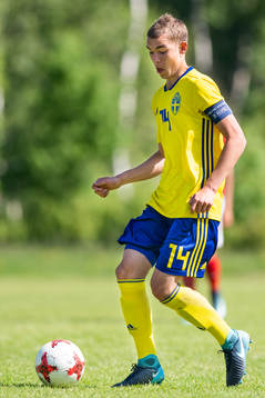Sveriges Alexander Nilsson driver bollen
