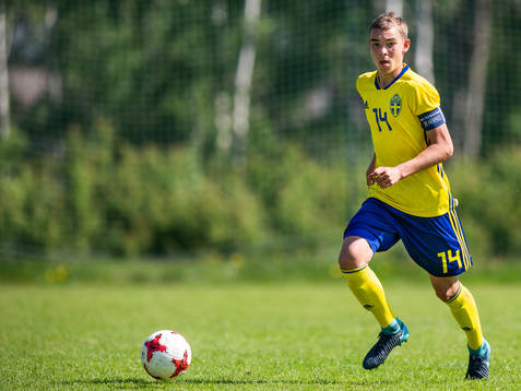 Sveriges Alexander Nilsson driver bollen